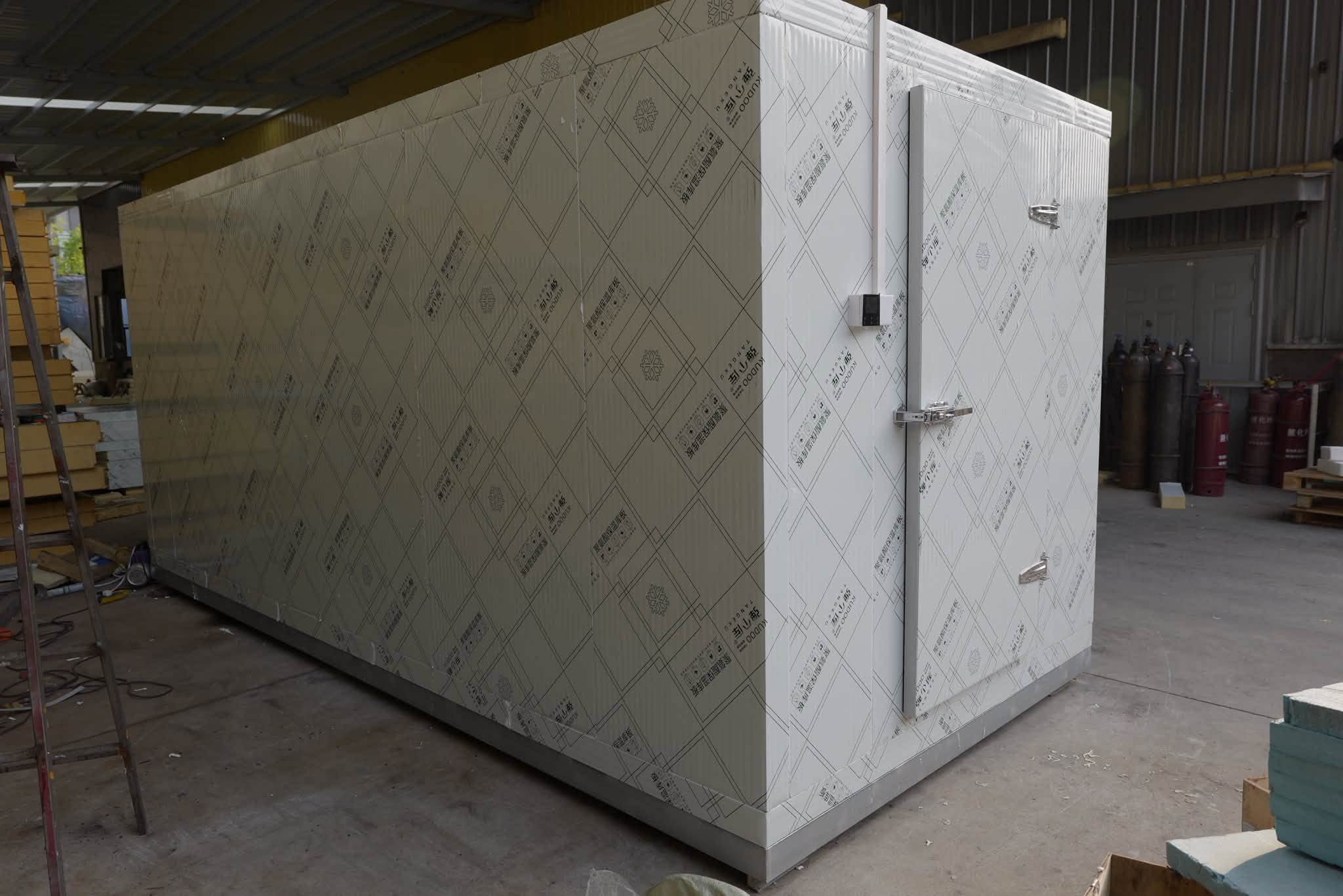 Custom-size cold room structure