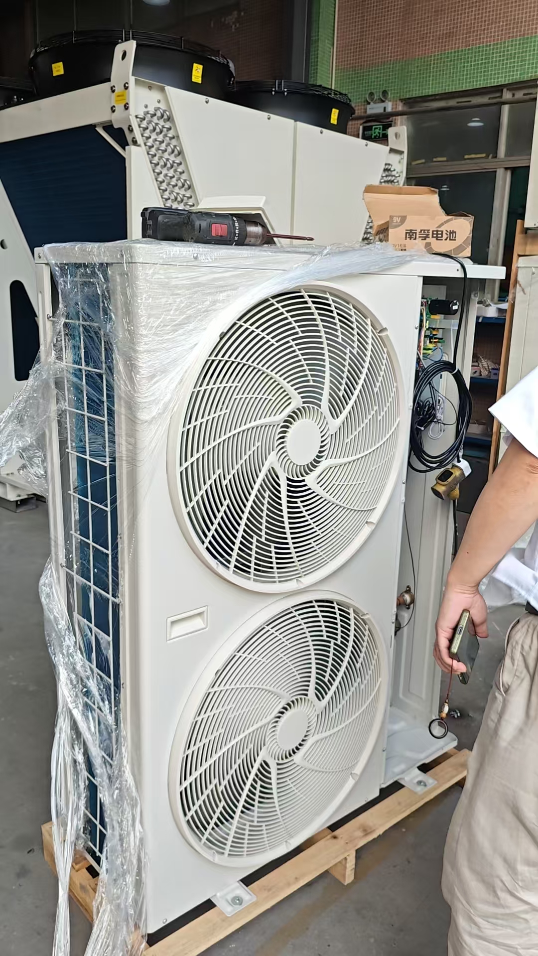 Air conditioning equipment assembly
