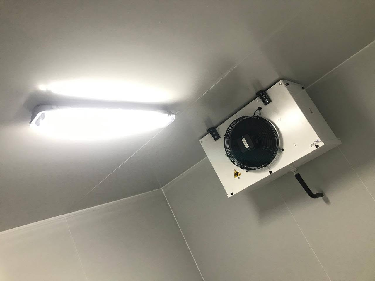 Ceiling-mounted cold room evaporator